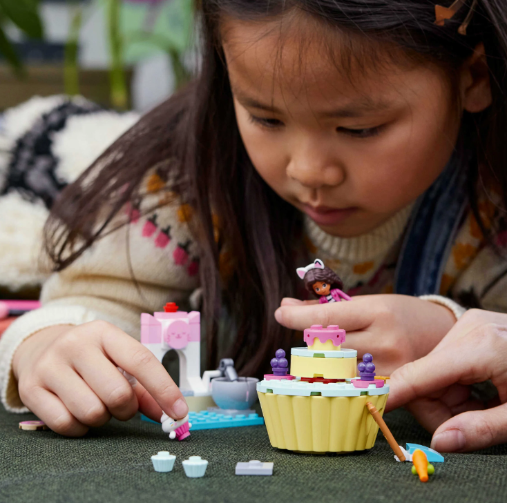 
<span>LEGO - Gabby's Dollhouse Pieczenie tortu z Łakotkiem</span>
